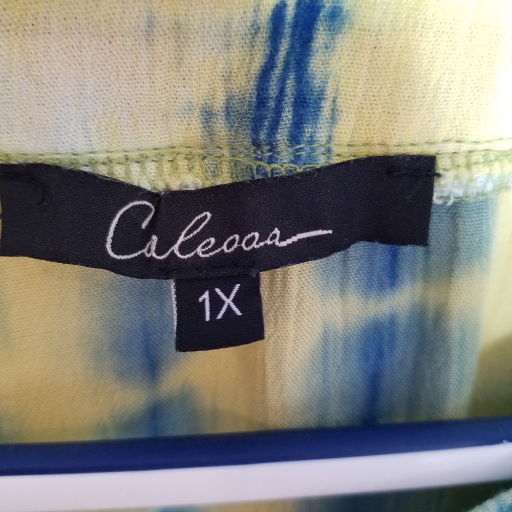 Calessa Top Women's 1X Floral Embroidered Tye Dye V-Neck 3/4 Roll Tab Sleeve - Picture 6 of 10